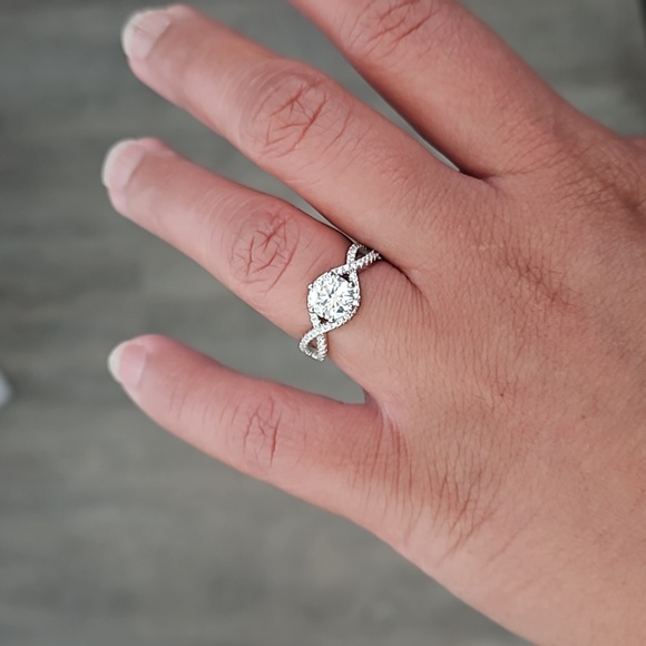 1ct Round Brilliant Moissanite Twisted Ring - Picture 4 of 8